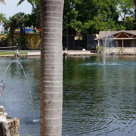 Hotel Rock Lake Not Open Due To Hurricane Damages Fort Myers Exteriér fotografie