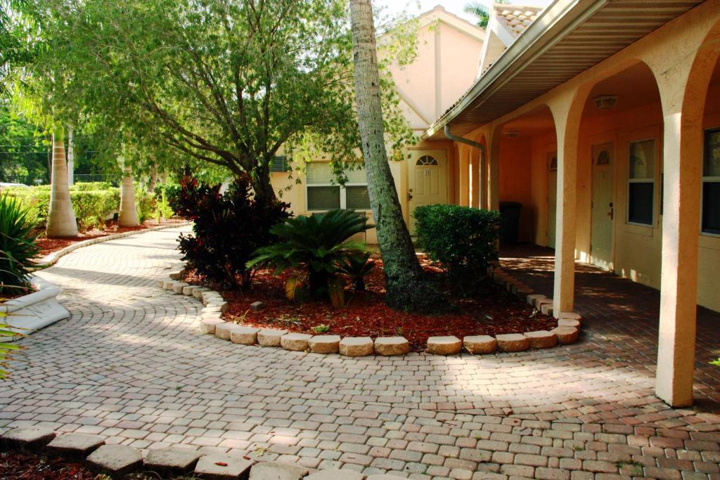 Hotel Rock Lake Not Open Due To Hurricane Damages Fort Myers Exteriér fotografie
