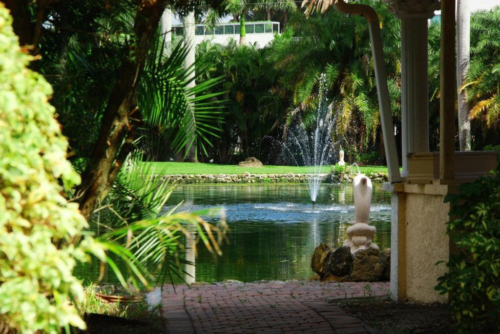 Hotel Rock Lake Not Open Due To Hurricane Damages Fort Myers Exteriér fotografie
