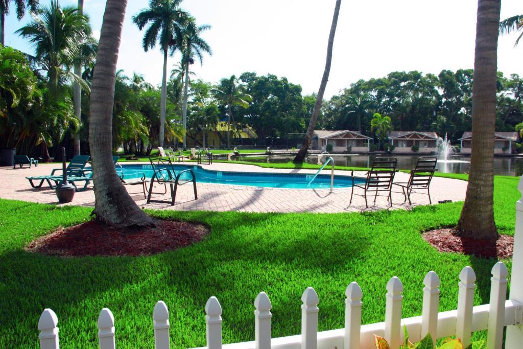 Hotel Rock Lake Not Open Due To Hurricane Damages Fort Myers Exteriér fotografie