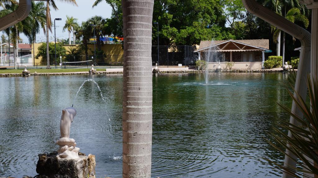 Hotel Rock Lake Not Open Due To Hurricane Damages Fort Myers Exteriér fotografie