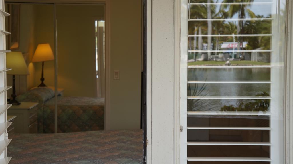 Hotel Rock Lake Not Open Due To Hurricane Damages Fort Myers Exteriér fotografie